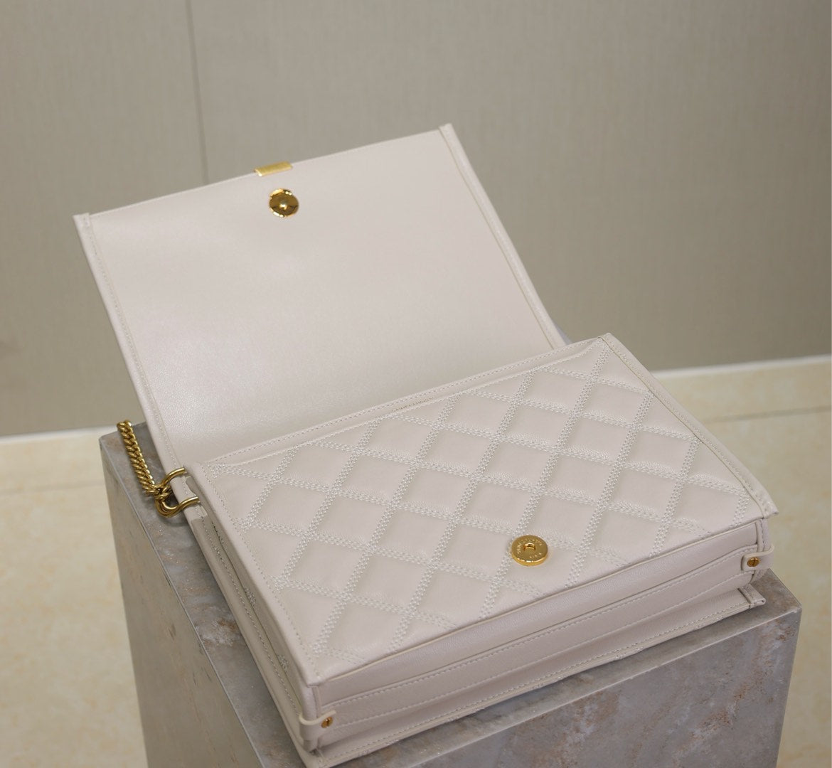 BECKY 26 IN WHITE QUILTED LAMBSKIN GOLD HARDWARE - Imagen del producto 2