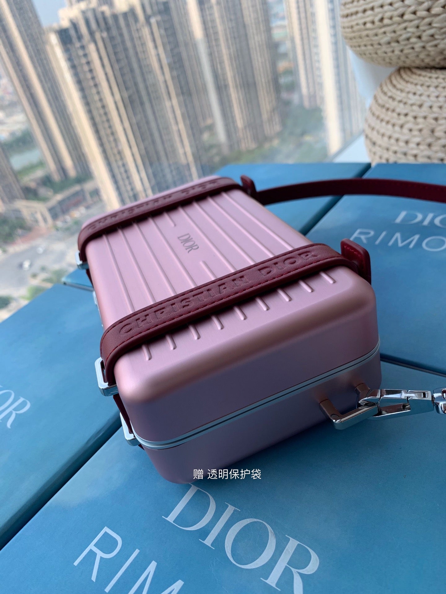 حقيبة صندوق RIMOWA 20 من الألومنيوم والمغنيسيوم باللون الوردي الفاتح