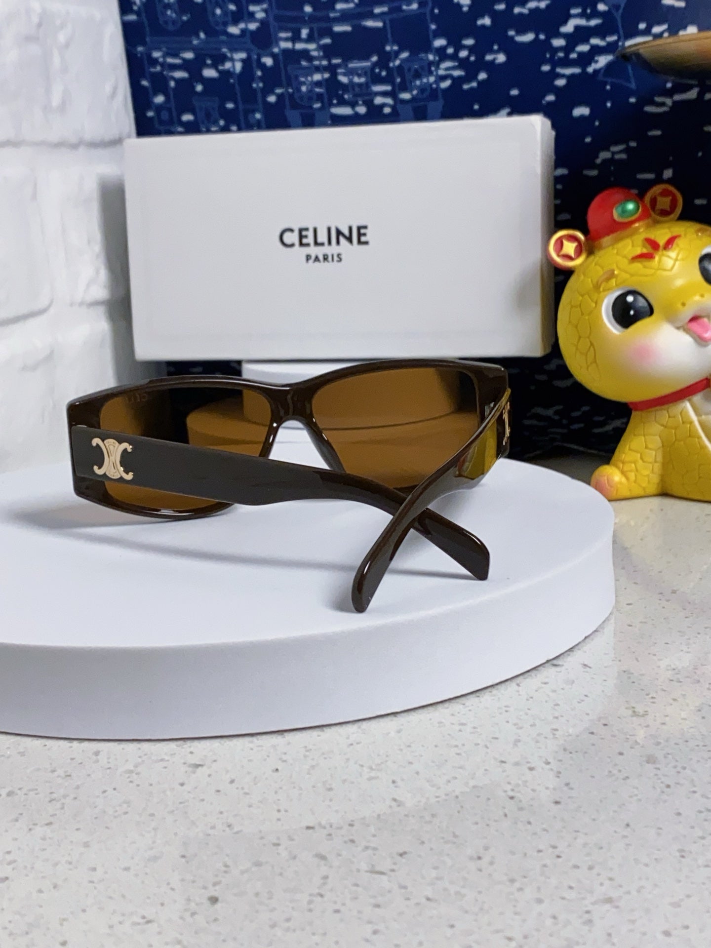 TRIOMPHE SUNGLASS 533219 IN CARAMEL ACETATE - Imagen del producto 2