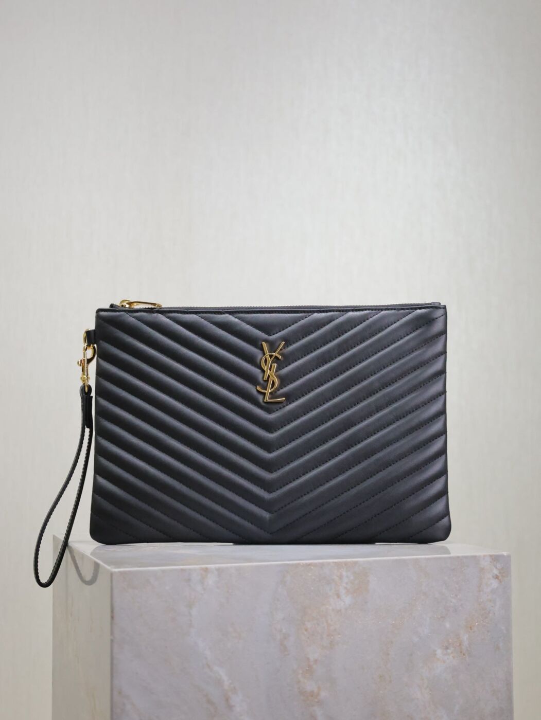 Pochette 30 IN Noir QUILTED Cuir de veau Doré BUCKLE