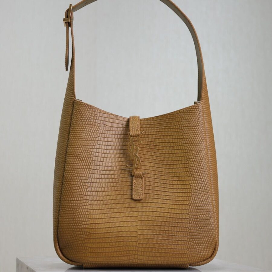 LE 5 À 7 SMALL SUPPLE 23 IN CIDER BROWN LIZARD-EMBOSSED CALFSKIN | Studio Nafay
