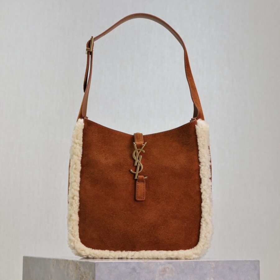 LE 5 À 7 SMALL SUPPLE 23 IN AMBER ORANGE SUEDE AND WHITE LAMB FUR TRIM | Studio Nafay